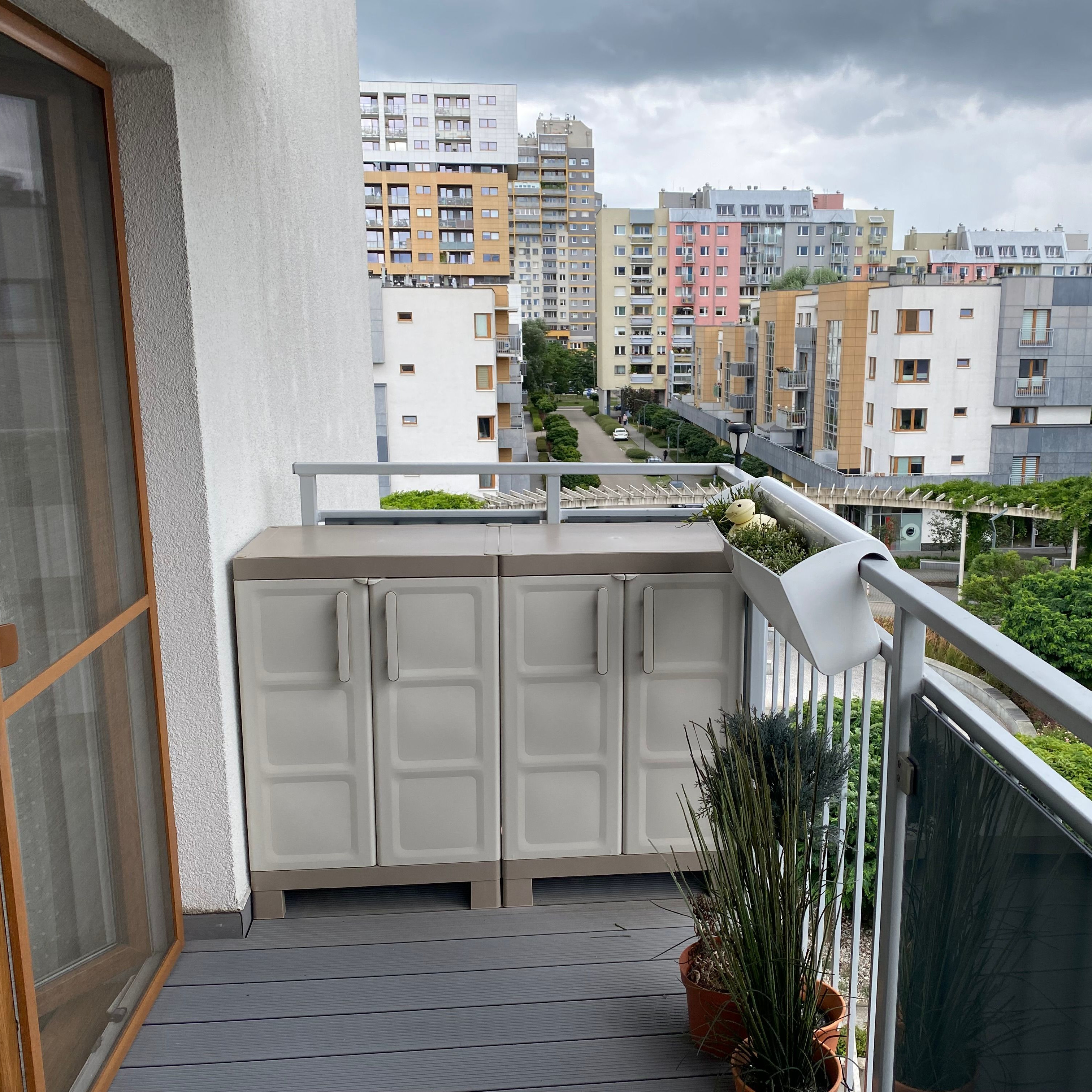 Nízká plastová skříň Keter Excellence Low fotografie realizace 2