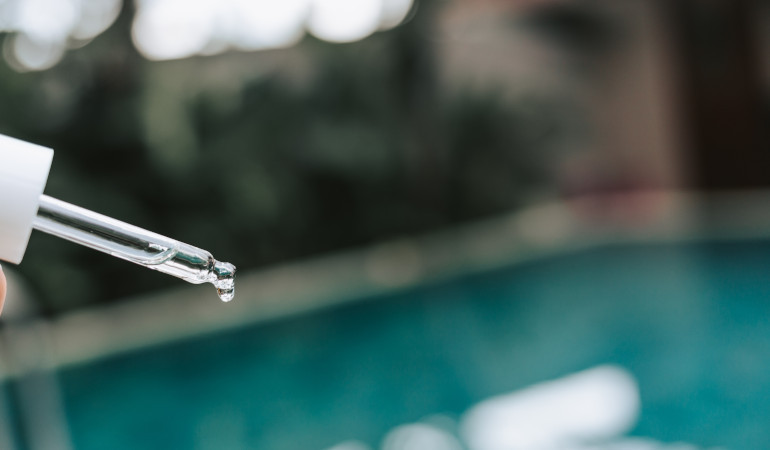 Aplikace vitamínu do bazénu