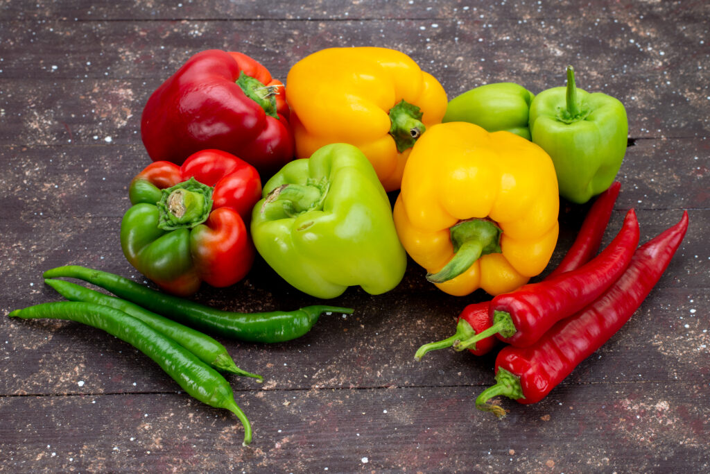 Zral&aacute; paprika sesb&iacute;ran&aacute; a uložen&aacute; na zemi