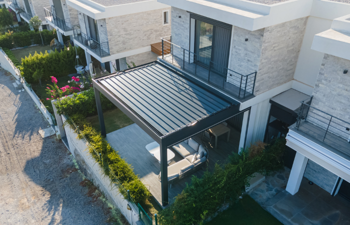 pergola v mal&eacute; zahradě v řadov&eacute; z&aacute;stavbě domů