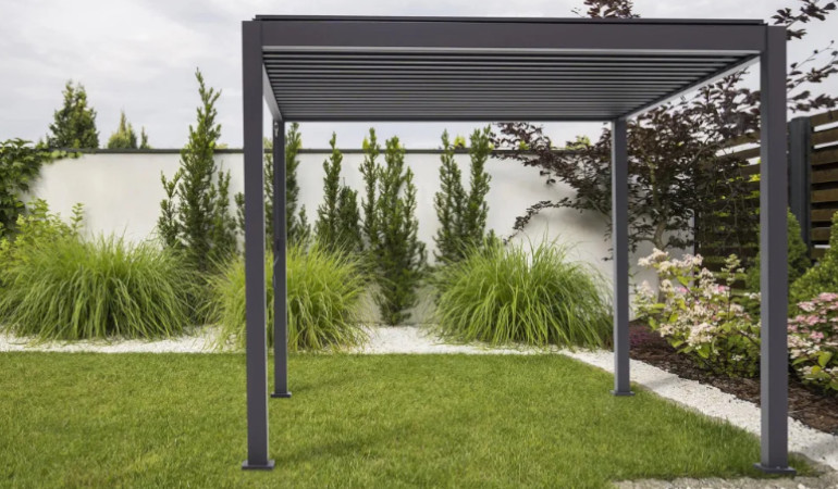 Zahradn&iacute; hlin&iacute;kov&aacute; pergola Premium v zahradě