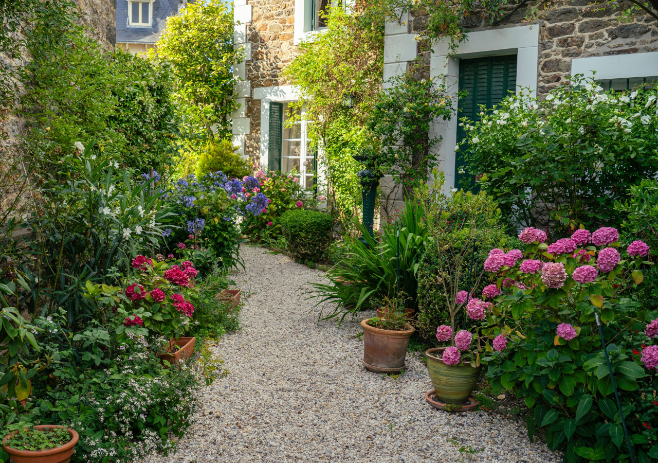 Cesta v britském stylu zdobená keři růží