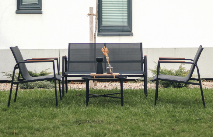 sada zahradního/balkonového nábytku v černé barvě na zahradě