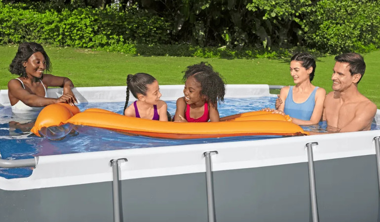 Sada s bazénem Power Steel, ve kterém rodina tráví čas společným koupáním.